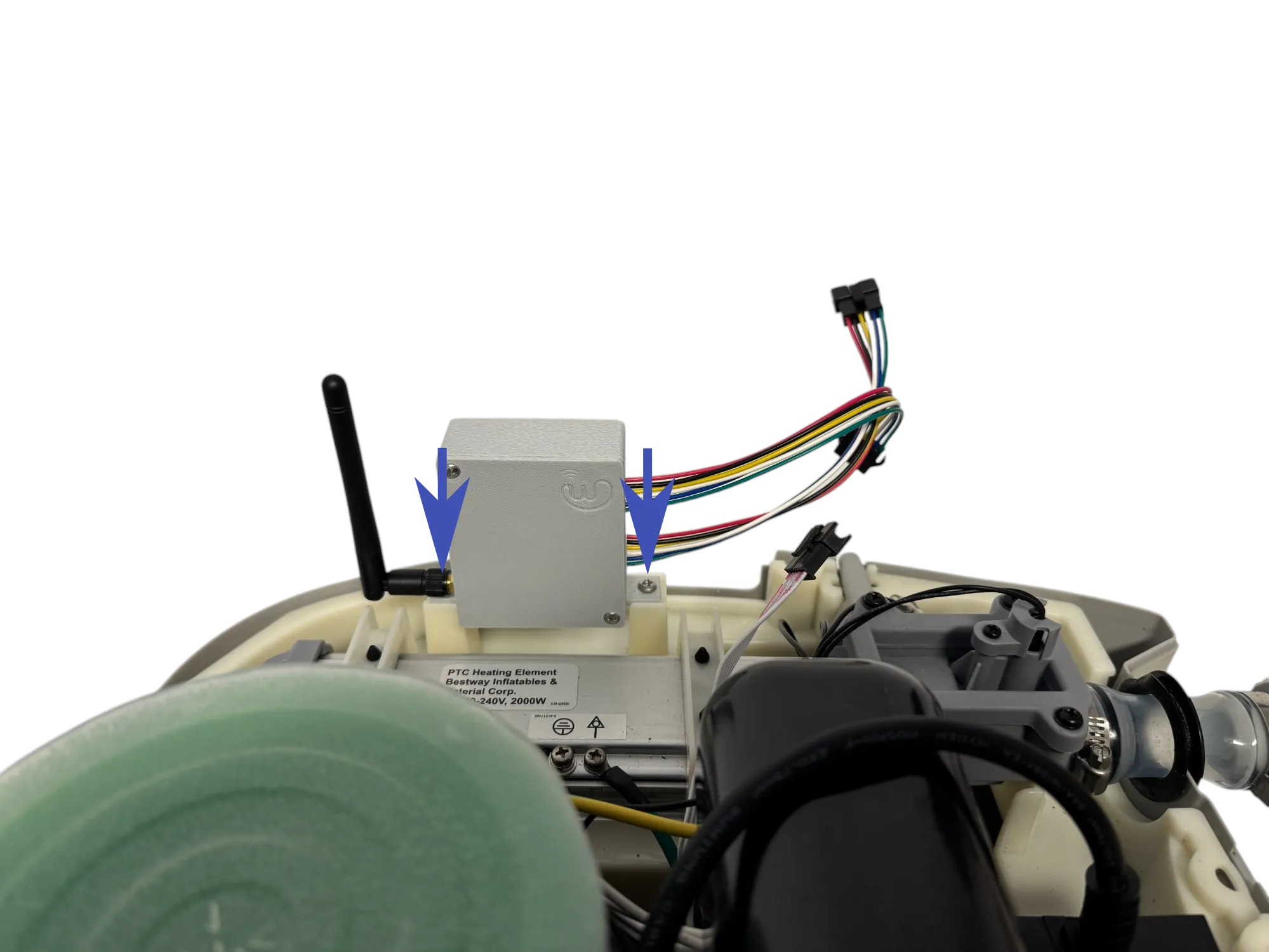 WifiWhirl-Modul auf Montagebolzen in S100101 Pumpe befestigen