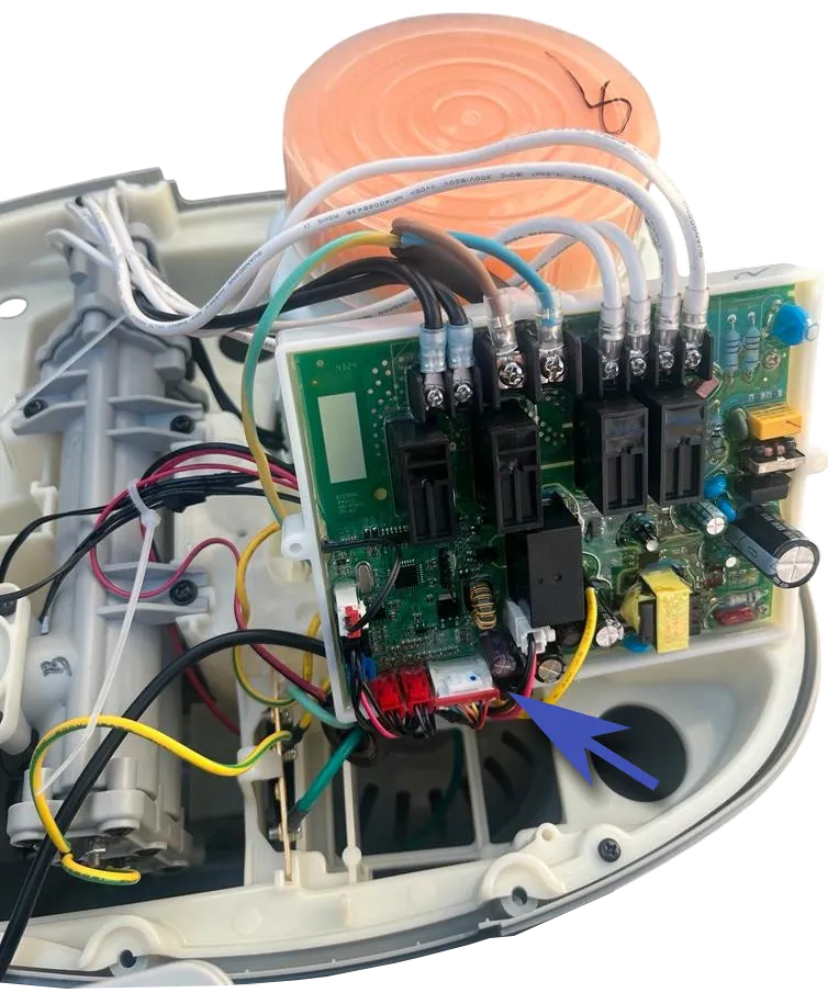 Originale Steckverbindung zwischen Display und Pumpe S100101 MJ24/25 lösen