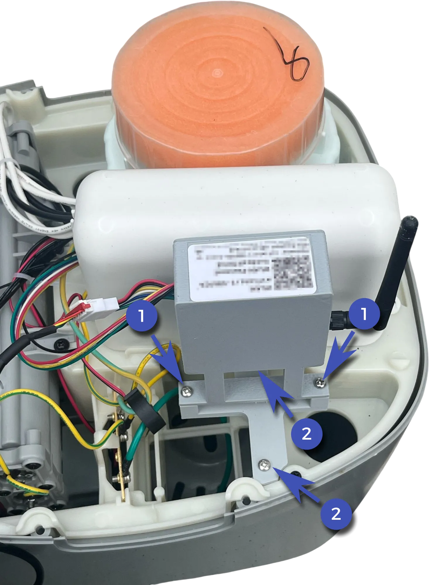 Montagehalterung und WifiWhirl-Modul in S100101 Pumpe MJ24/25 befestigen