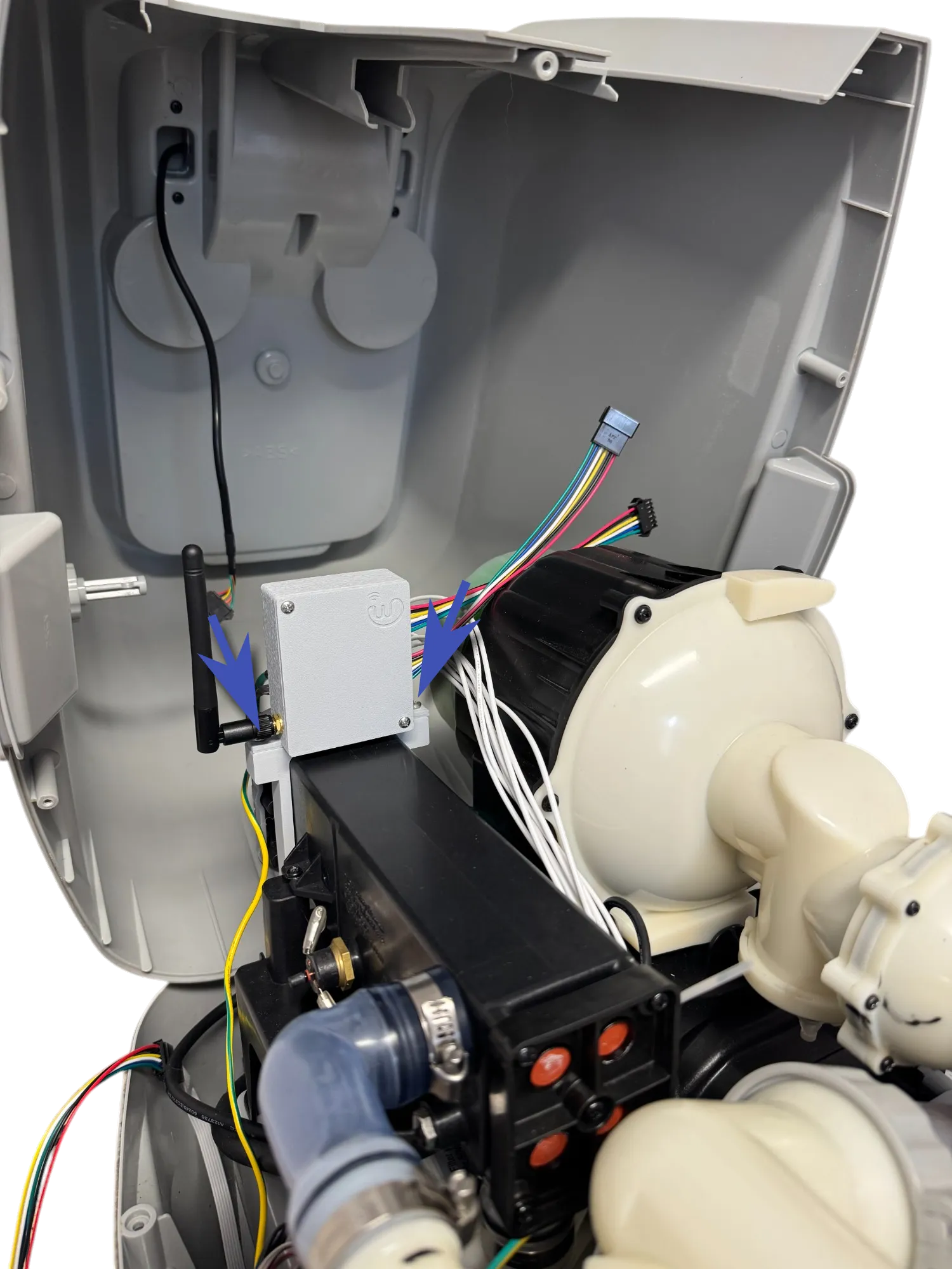 Montagehalterung und WifiWhirl-Modul in S200102 Pumpe befestigen